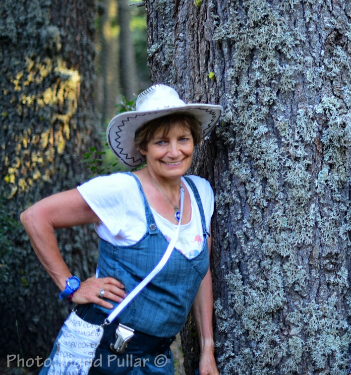 Ingrid Pullar beside a mature tree